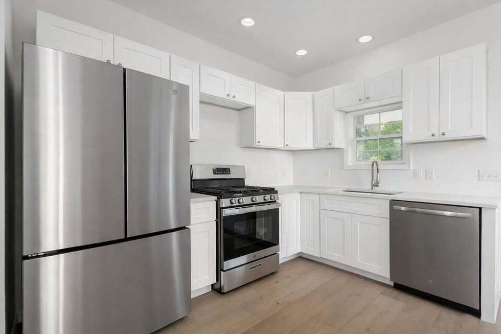 410 W G Avenue W, Kalamazoo, MI 49004