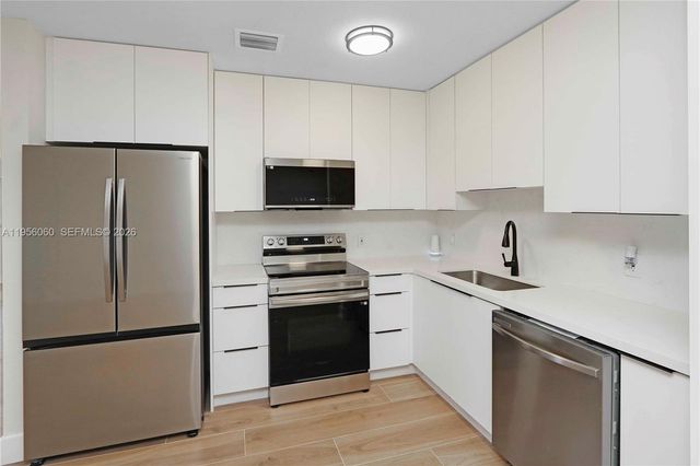 990 NE 159th St, North Miami Beach, FL 33162