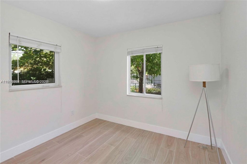 Image 18 of property listing at 990 NE 159th St, North Miami Beach, FL 33162