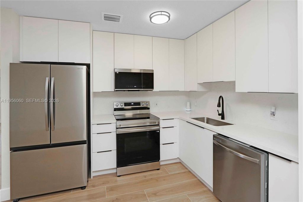 Image 3 of property listing at 990 NE 159th St, North Miami Beach, FL 33162