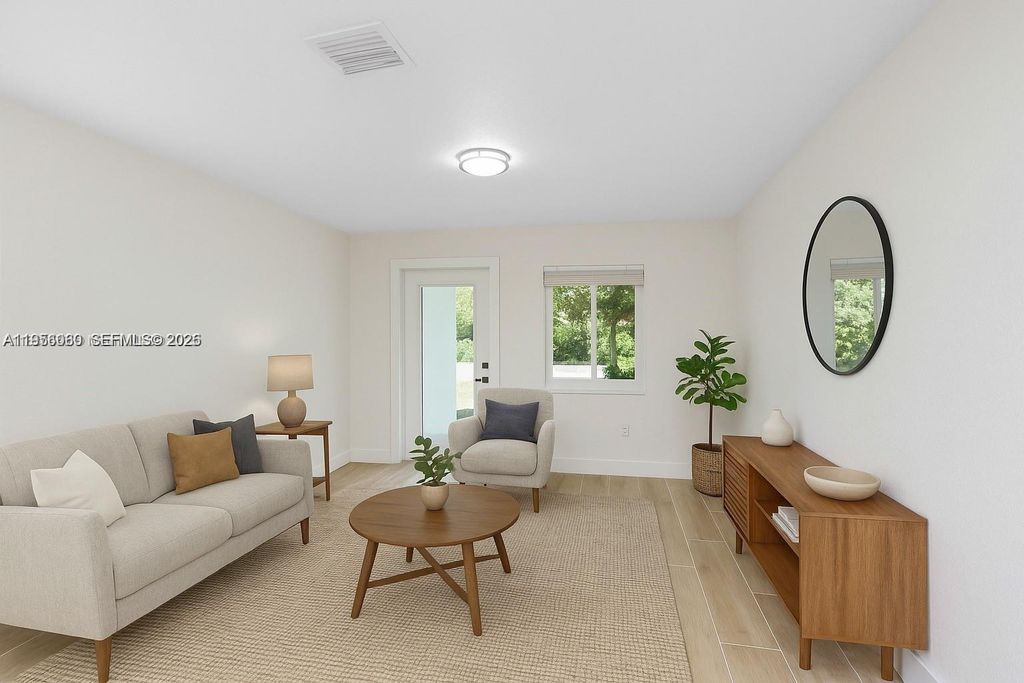 Image 7 of property listing at 990 NE 159th St, North Miami Beach, FL 33162