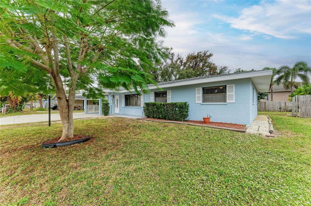 Image 3 of property listing at 4424 87TH ST CT W STREET W, Bradenton, FL 34210