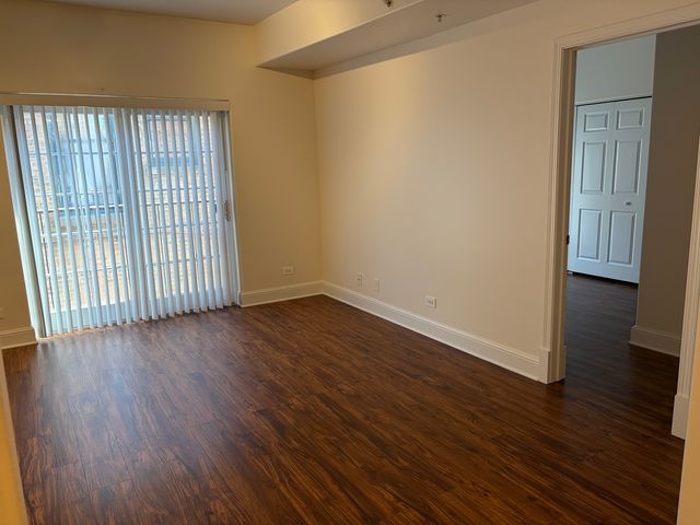 520 N Milwaukee Avenue 7, Libertyville, IL 60048