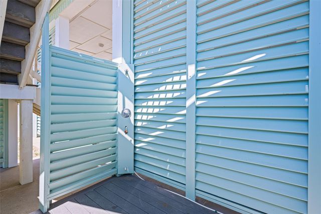 3244 Gulf Castle Drive, Crystal Beach, TX 77650