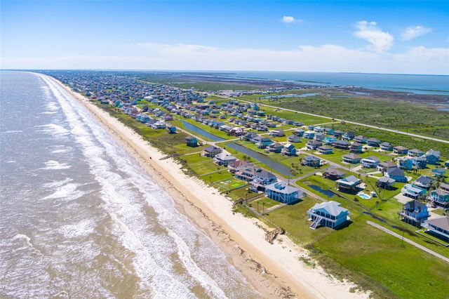 3244 Gulf Castle Drive, Crystal Beach, TX 77650