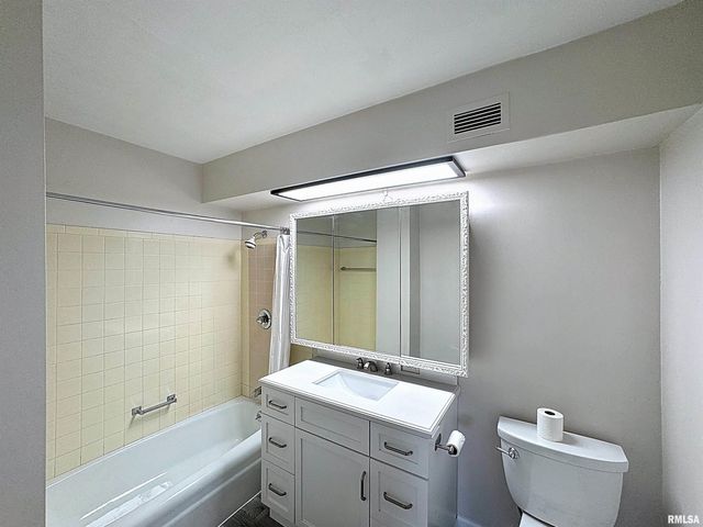 1800 7th St Unit 6D, East Moline, IL 61244