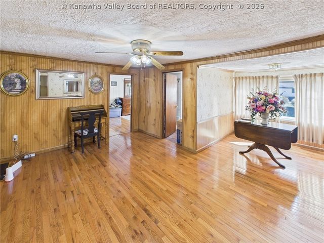 24 Hollywood Drive, Charleston, WV 25311