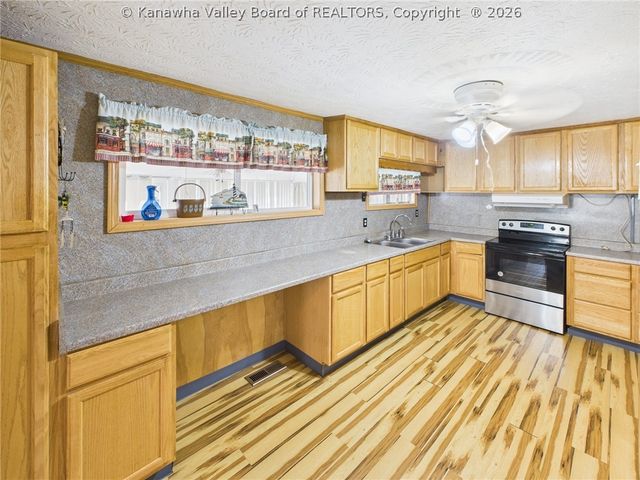 24 Hollywood Drive, Charleston, WV 25311