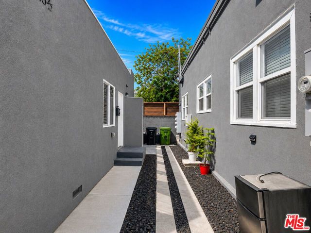 2819 3rd Avenue, Los Angeles, CA 90018