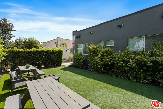 2819 3rd Avenue, Los Angeles, CA 90018