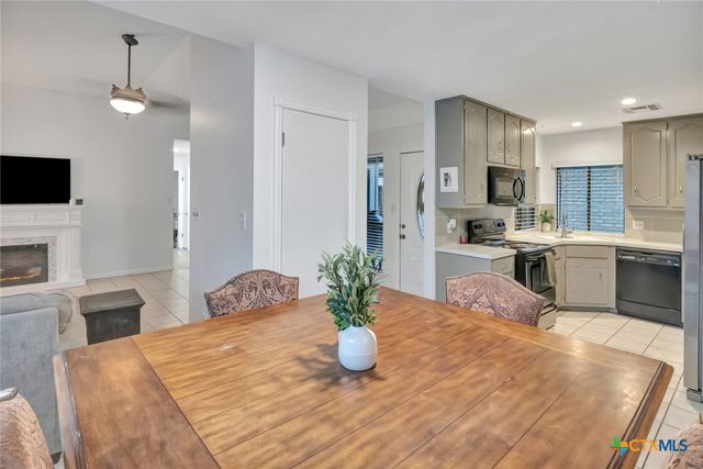 423 Waterford Drive, Victoria, TX 77901