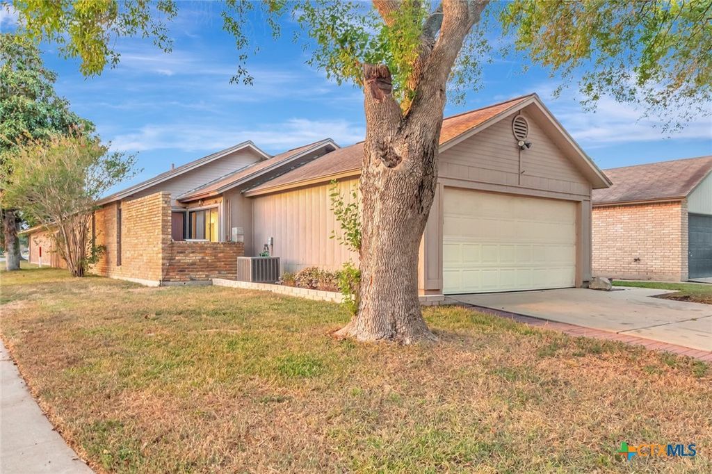 423 Waterford Drive, Victoria, TX 77901