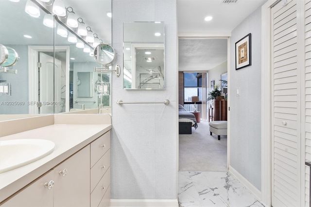 20379 W Country Club Dr 2535, Aventura, FL 33180