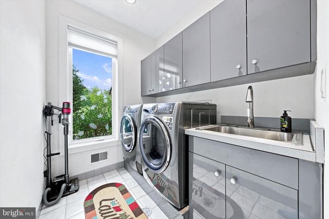 24 DOWNS DR, Wilmington, DE 19807