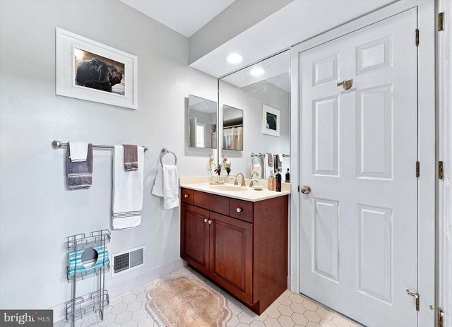 24 DOWNS DR, Wilmington, DE 19807