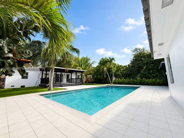 859 NE 115th St, Biscayne Park, FL 33161