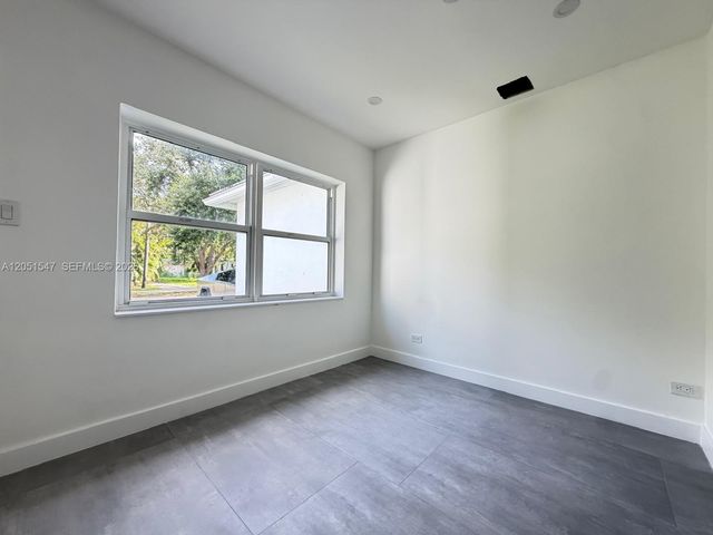 859 NE 115th St, Biscayne Park, FL 33161