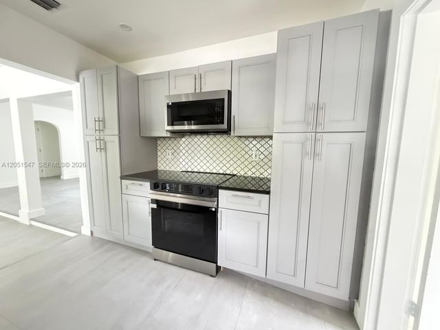 859 NE 115th St, Biscayne Park, FL 33161