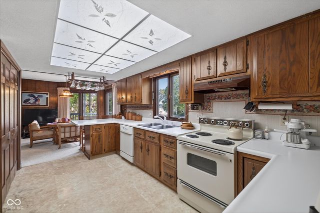 8002 N Lakeview Drive, Unionville, IN 47468