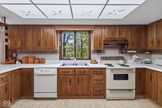 8002 N Lakeview Drive, Unionville, IN 47468