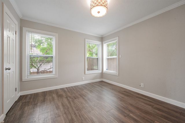 4913 Calmont Avenue, Fort Worth, TX 76107