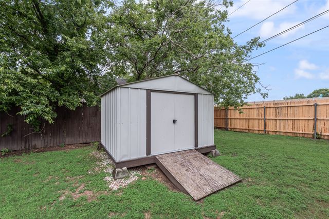 4913 Calmont Avenue, Fort Worth, TX 76107