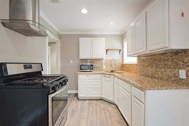 4913 Calmont Avenue, Fort Worth, TX 76107