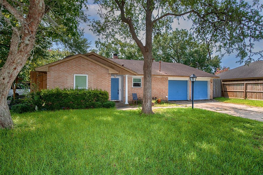 5011 Encino Court, Friendswood, TX 77546