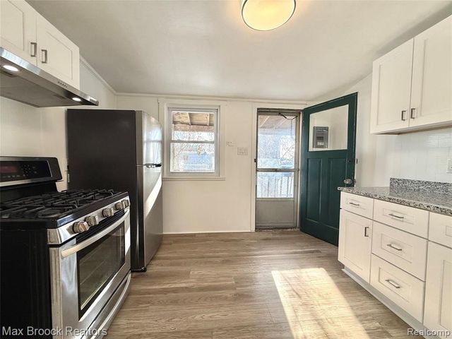 36 E Bernhard Avenue, Hazel Park, MI 48030