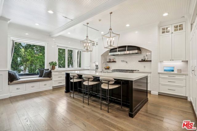 14000 Morrison Street, Sherman Oaks, CA 91423