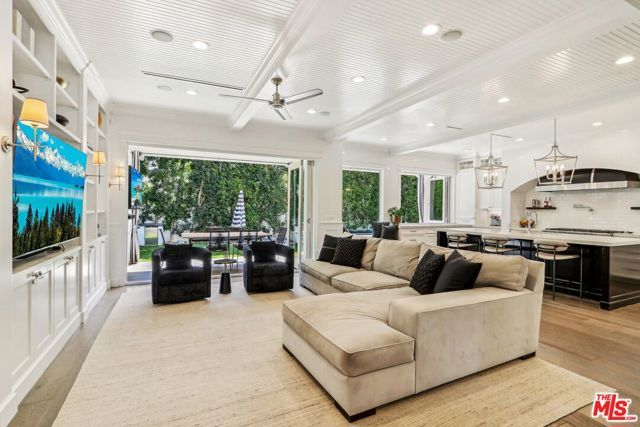 14000 Morrison Street, Sherman Oaks, CA 91423