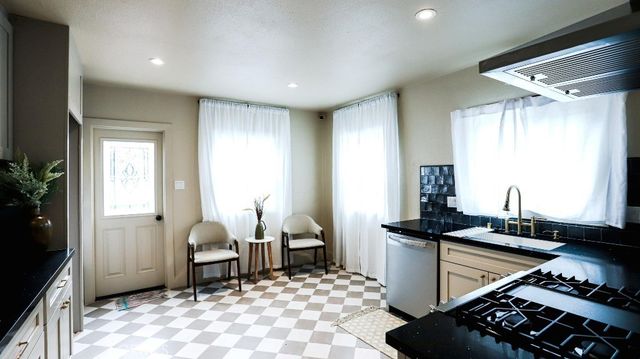 6764 Lemon, Long Beach, CA 90805