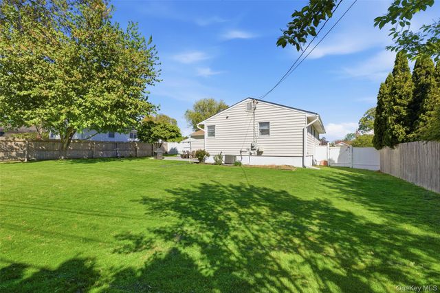 27 Calico Tree Road, Hauppauge, NY 11788