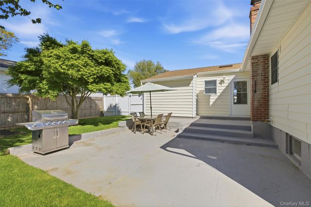 27 Calico Tree Road, Hauppauge, NY 11788