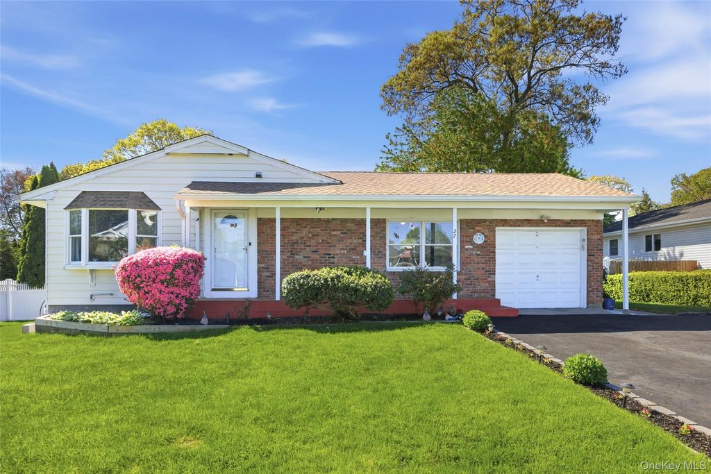 27 Calico Tree Road, Hauppauge, NY 11788