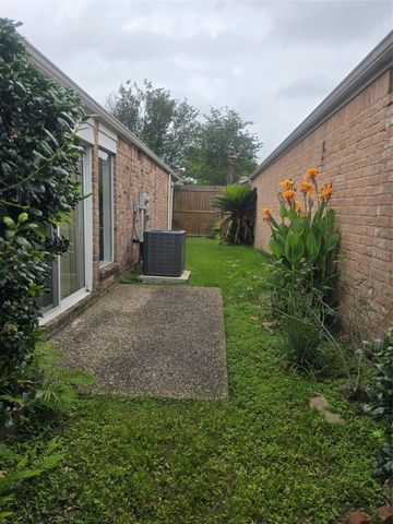 7622 Teal Run Drive, Houston, TX 77071