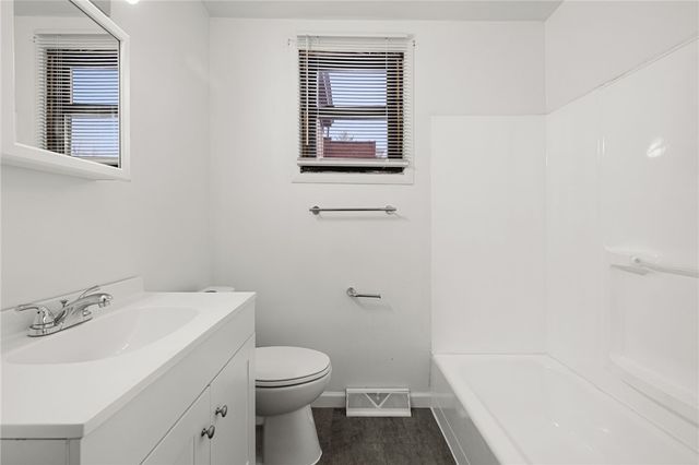 62 Maytide St, Carrick, PA 15227