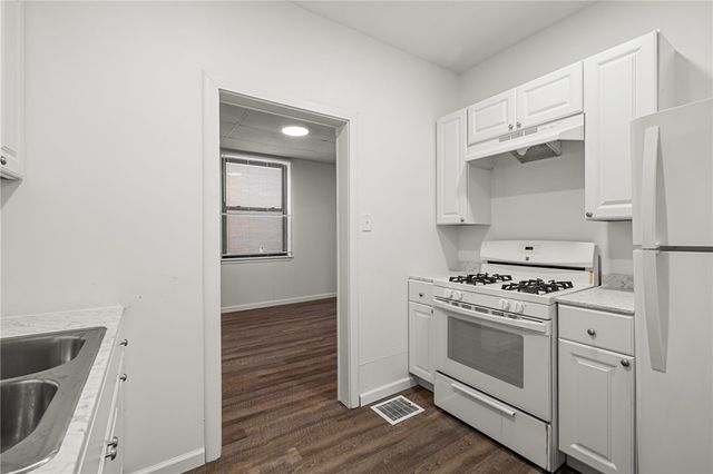 62 Maytide St, Carrick, PA 15227