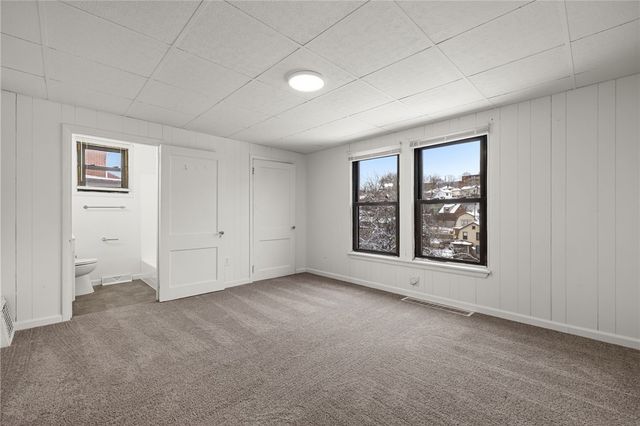 62 Maytide St, Carrick, PA 15227