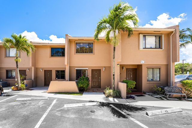 139 Sparrow 4b, Royal Palm Beach, FL 33411