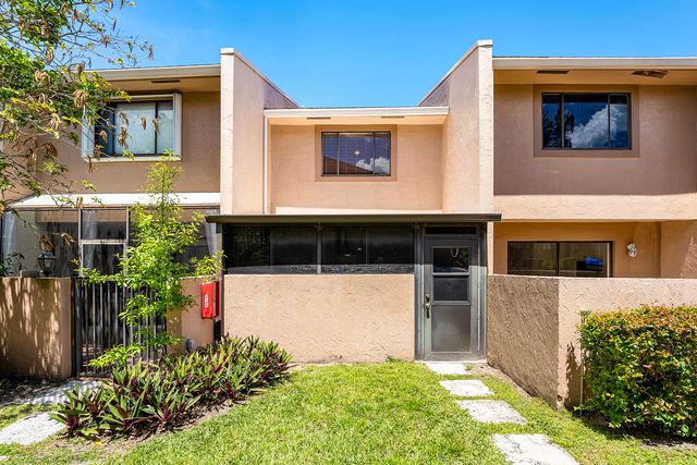 139 Sparrow 4b, Royal Palm Beach, FL 33411