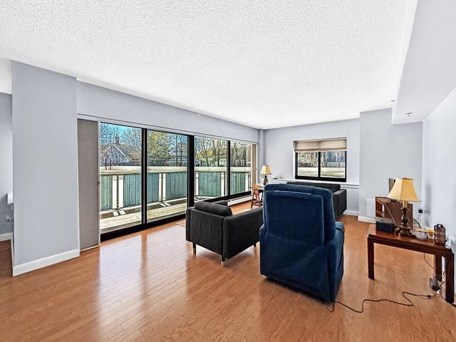 300 Lynn Shore Dr 203, Lynn, MA 01902
