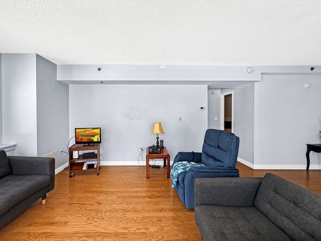 300 Lynn Shore Dr 203, Lynn, MA 01902