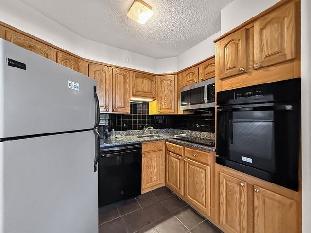 300 Lynn Shore Dr 203, Lynn, MA 01902