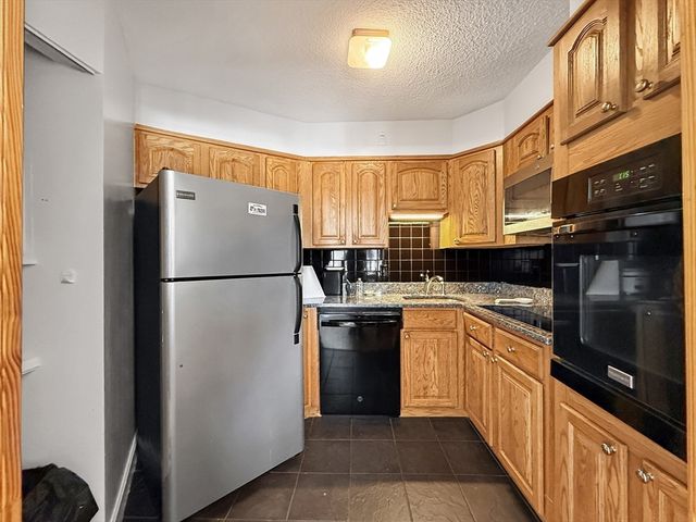 300 Lynn Shore Dr 203, Lynn, MA 01902