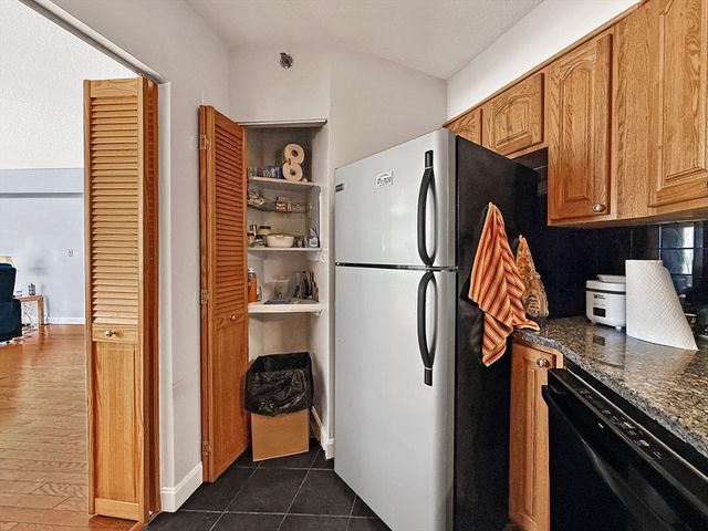 300 Lynn Shore Dr 203, Lynn, MA 01902