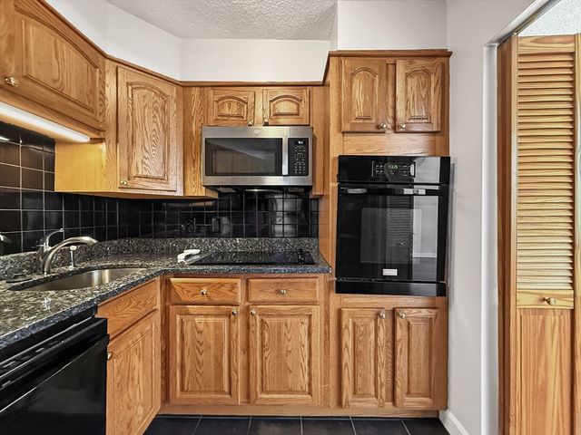 300 Lynn Shore Dr 203, Lynn, MA 01902