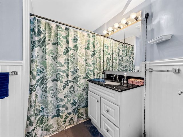 300 Lynn Shore Dr 203, Lynn, MA 01902