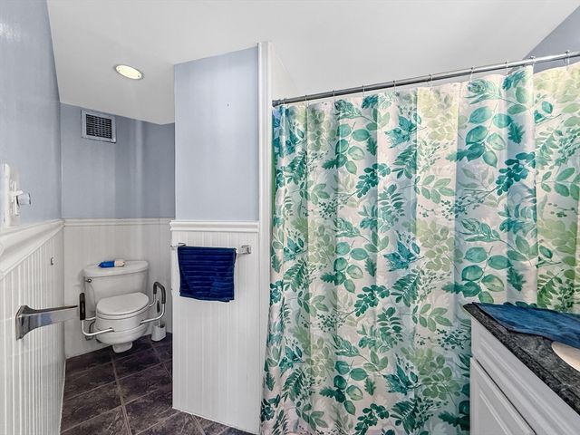 300 Lynn Shore Dr 203, Lynn, MA 01902