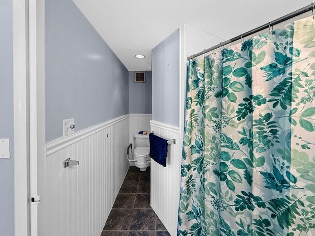 300 Lynn Shore Dr 203, Lynn, MA 01902